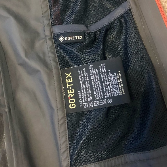 Mountain Hardwear Gor-Tex jacket - Picture 5 of 5